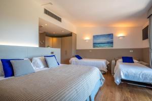 A bed or beds in a room at Hotel La Vigna Még 37 kép