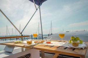 ein Tisch auf einem Boot mit Gläsern Orangensaft in der Unterkunft Exclusivas vistas al mar en casa barco, pleno centro, terraza, parking in A Coruña