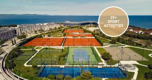 Tenis alebo squash v ubytovaní Falkensteiner Hotel & Spa Iadera alebo jeho okolí