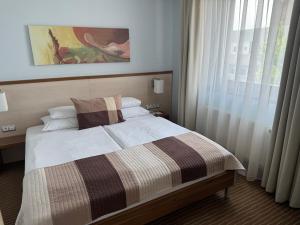 Postel nebo postele na pokoji v ubytování Hotel Famulus