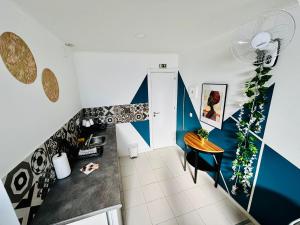 a hallway with blue and white walls and a table at Cine Studios Setubal in Setúbal
