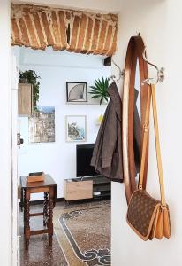 una habitación con una puerta con un perchero en Designer apartment in the center of Genoa, en Génova
