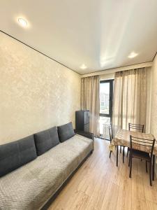 un salon avec un canapé et une table dans l'établissement Buta Fenomen, à Almaty