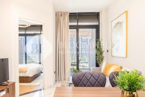 TV a/nebo společenská místnost v ubytování Bloomfields 1Br Supremee Al Maryah Island