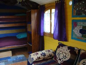 Camera con letto a castello e finestra. di Roulotte de charme a Doucier