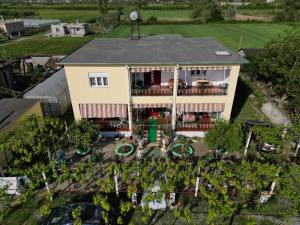 Zgrada u kojoj se nalazi hostel +20 fotografija