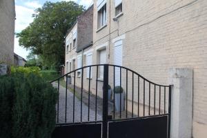 a black metal gate in front of a building at Studio romantique à la campagne à Mastaing in Mastaing