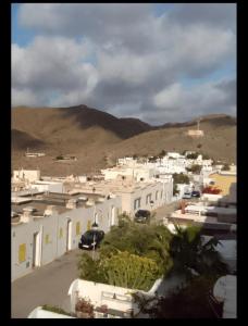 vistas a una ciudad con edificios blancos y montañas en Casa Jade, en El Pozo de los Frailes