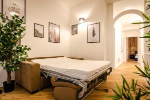 un lit d'hôpital dans une chambre avec des plantes dans l'établissement Dimora Galliera, à Bologne