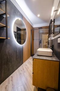 une salle de bain avec un lavabo et un miroir dans l'établissement Dimora Galliera, à Bologne