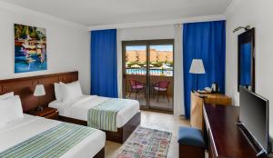 Postel nebo postele na pokoji v ubytování Aura Resort Sidi Abd El Rahman El Alamein + 25 fotografií