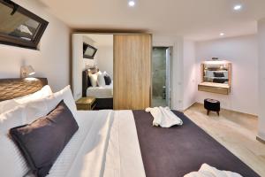 Ένα ή περισσότερα κρεβάτια σε δωμάτιο στο Ultra Lux Villa