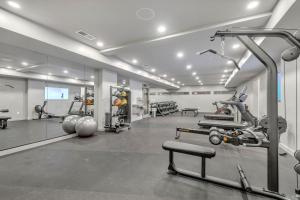 een fitnessruimte met een fitnessruimte met loopbanden bij Hyve-Retro Modern-Full Gym-Walk to Broadway in Nashville