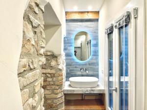 un baño con lavabo y espejo en Casa La Margherita, en Desenzano del Garda 32 fotos más