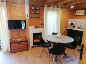TV a/nebo společenská místnost v ubytování Châlet CARIBOU 74 avec Piscine Chauffée
