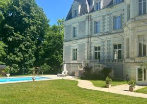 Bazén v ubytování Château de Saint-Bohaire nebo v jeho okolí