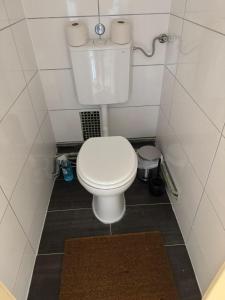 Phòng tắm tại Zentrale Monteurwohnung Hindenburgstraße MG direkt an der Einkaufsgalerie