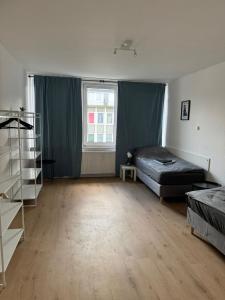 Giường trong phòng chung tại Zentrale Monteurwohnung Hindenburgstraße MG direkt an der Einkaufsgalerie