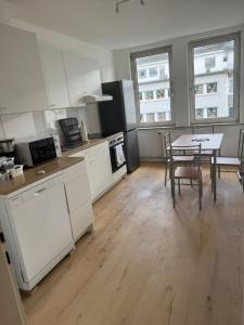 Nhà bếp/bếp nhỏ tại Zentrale Monteurwohnung Hindenburgstraße MG direkt an der Einkaufsgalerie