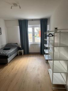 Giường trong phòng chung tại Zentrale Monteurwohnung Hindenburgstraße MG direkt an der Einkaufsgalerie