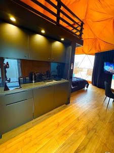 TV a/nebo společenská místnost v ubytování Glamping LA BELLA Suntago