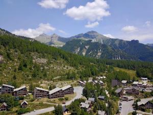 z góry widok na wioskę w górach w obiekcie Studio 4 Pers avec Terrasse et Jardinet - Ski et Randos à Pied - Animaux Admis - FR-1-393-164 w mieście Saint-Michel-de-Chaillol