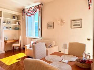 Posezení v ubytování BELLE ILE LAKE VIEW SUITE