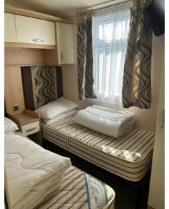 Postel nebo postele na pokoji v ubytování Ivy Close, 3 Bedroom Caravan, Pet Friendly