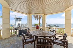 オレンジビーチにあるVilla Grandeのパティオ(テーブル、椅子、灯台付)