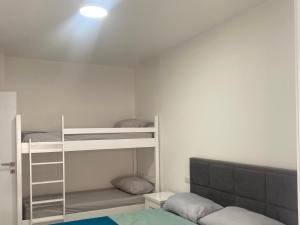 Ένα ή περισσότερα κρεβάτια σε δωμάτιο στο BlueWaveapartments 3