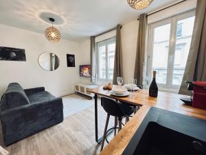 un salon avec une table et un canapé dans l'établissement 2 Clairmarais T2 en duplex proche gare centre, à Reims