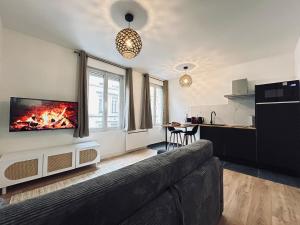 - un salon avec une cheminée dans le mur dans l'établissement 2 Clairmarais T2 en duplex proche gare centre, à Reims