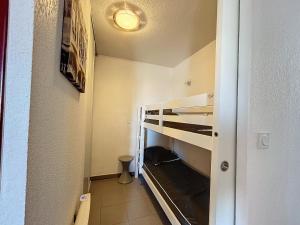 ein kleiner Flur mit einem Etagenbett in einem Zimmer in der Unterkunft 3312-T3 dans une résidence avec piscine in Argelès-sur-Mer + 6 Fotos