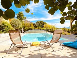 Bazén v ubytování Bellevue T1 cozy avec piscine et panorama alpin - proche du lac nebo v jeho okolí