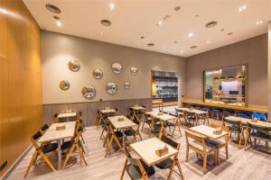 Restaurace v ubytování Holiday Inn Express Gurugram Sector 50 by IHG