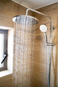 un cabezal de ducha con agua goteando en el baño en Nefeli Rooms, en Agia Marina de Nea Kydonia 220 fotos más