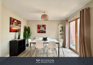 ein Esszimmer mit einem weißen Tisch und Stühlen in der Unterkunft 2-Bedroom Central Apartment in Lawley Bank + 3 Fotos