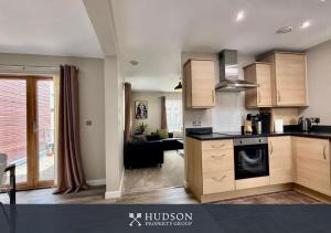 eine offene Küche und ein Wohnzimmer in einem Haus in der Unterkunft 2-Bedroom Central Apartment in Lawley Bank