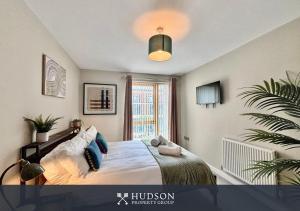 ein Schlafzimmer mit einem Bett und einem großen Fenster in der Unterkunft 2-Bedroom Central Apartment in Lawley Bank