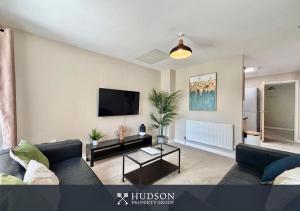 ein Wohnzimmer mit Couch und Flachbildfernseher in der Unterkunft 2-Bedroom Central Apartment in Lawley Bank