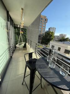un patio con tavolo e sedie su un balcone di Lindo y Acogedor Apartamento en Ñuñoa a Santiago Altre 22 foto