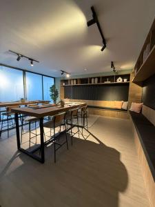 una sala da pranzo con tavolo e alcune sedie di Lindo y Acogedor Apartamento en Ñuñoa a Santiago