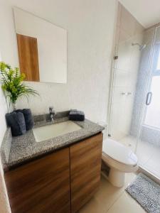 Bilik mandi di Vista Vibes Modern Apt with Rooftop Pool in GDL