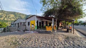 a small building on the side of a road at Casa de pesca in Honda