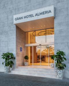 Η πρόσοψη ή η είσοδος του Ohtels Gran Hotel Almeria