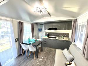Kuchyň nebo kuchyňský kout v ubytování Luxury Caravan at Union Lido