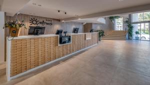 a lobby of a hair salon with a counter at Ohtels Gran Hotel Almeria in Almería