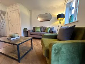 Posezení v ubytování Wharf House by Blue Skies Stays