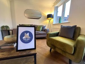 Posezení v ubytování Wharf House by Blue Skies Stays