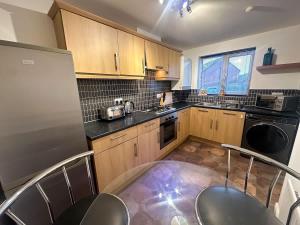 Kuchyň nebo kuchyňský kout v ubytování Wharf House by Blue Skies Stays